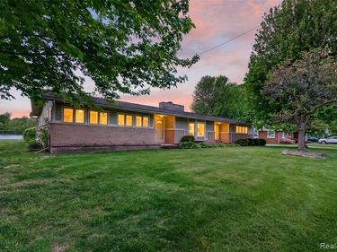 26995 James Avenue, Flat Rock, MI 48134