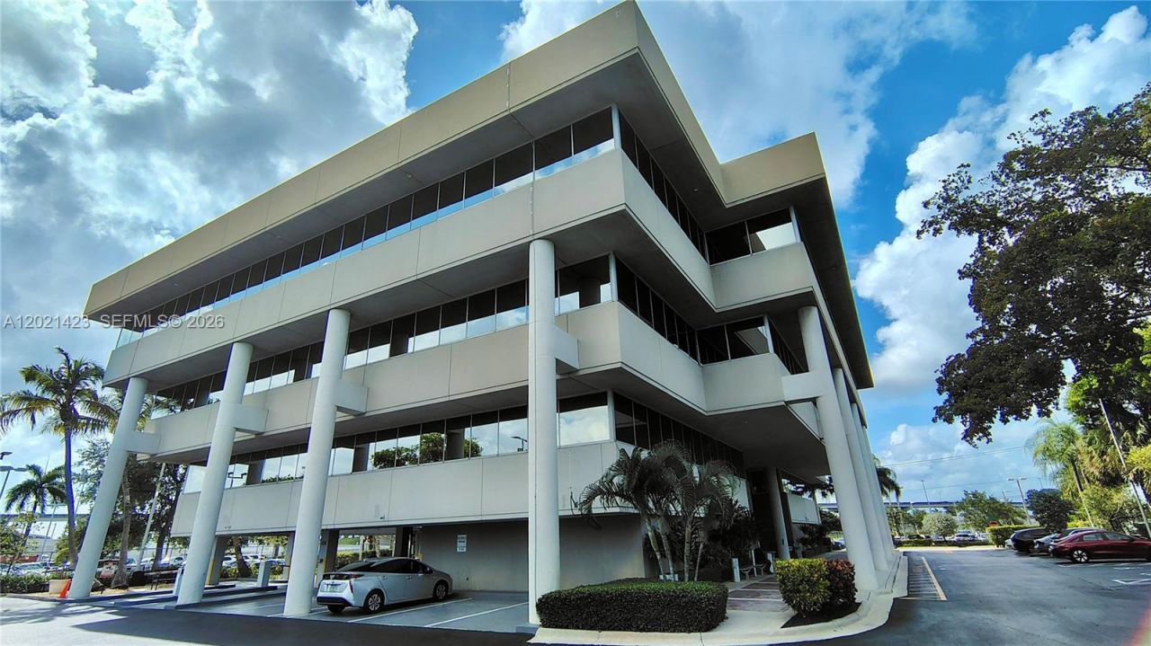 290 NW 165th St , Unit P-600, Miami, FL 33169 Photo