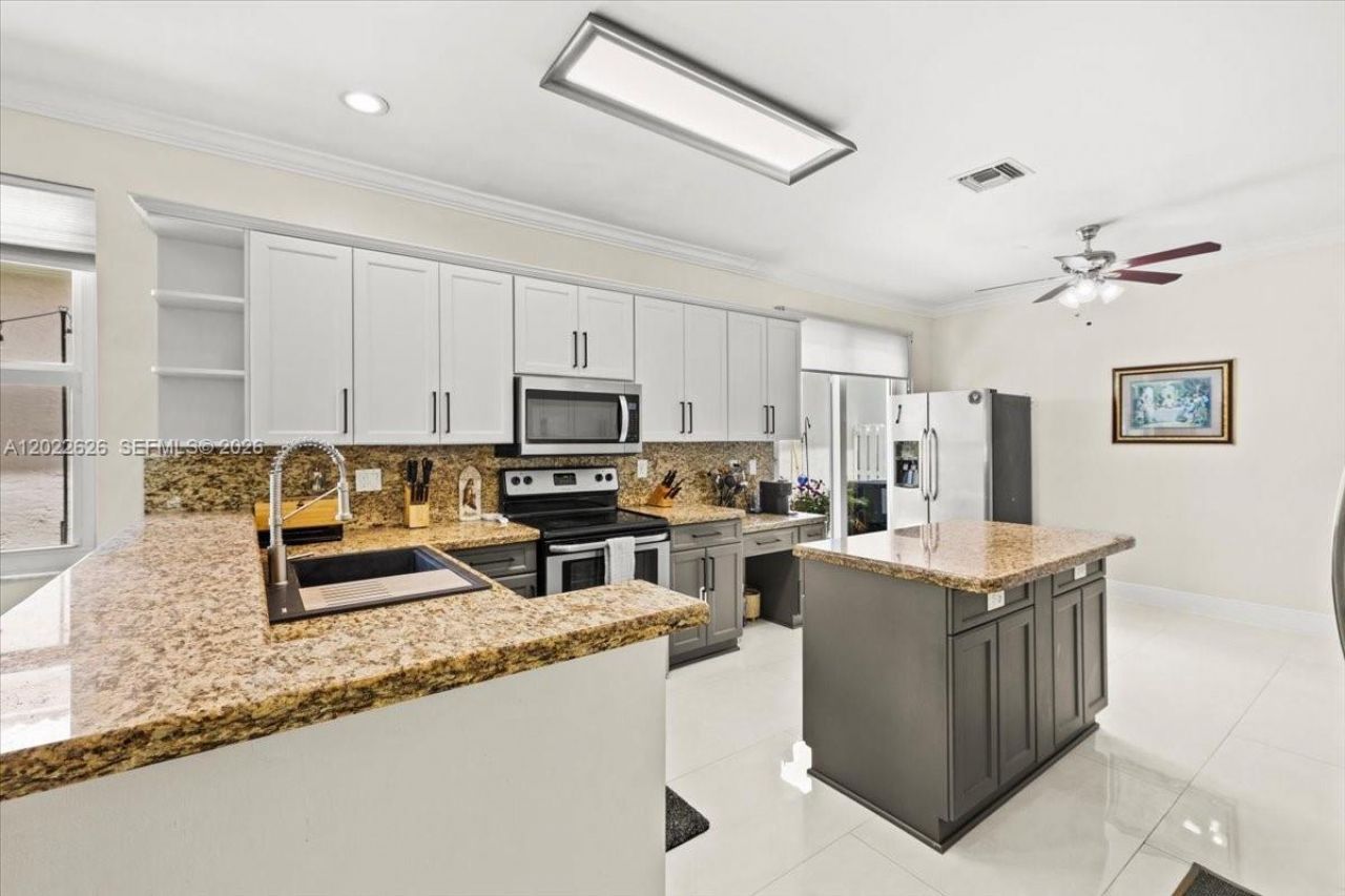 668 NW 155th Ter, Pembroke Pines, FL 33028 Photo