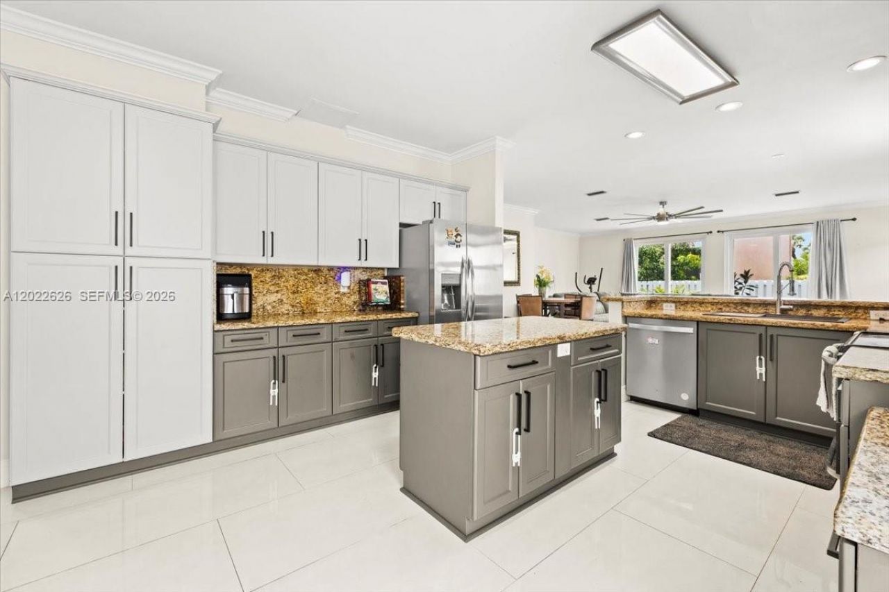668 NW 155th Ter, Pembroke Pines, FL 33028 Photo