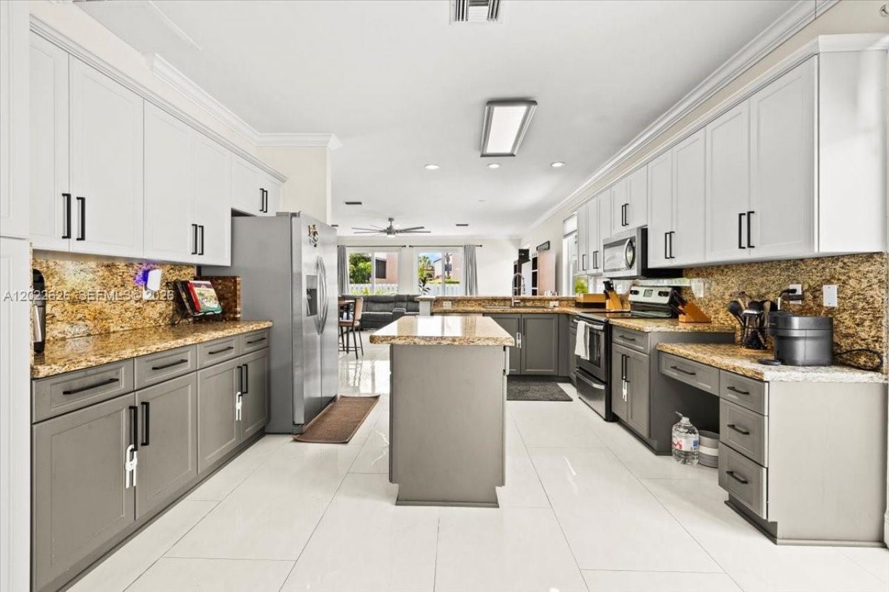 668 NW 155th Ter, Pembroke Pines, FL 33028 Photo