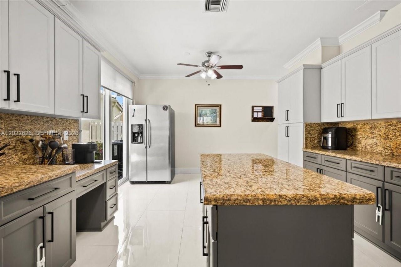 668 NW 155th Ter, Pembroke Pines, FL 33028 Photo