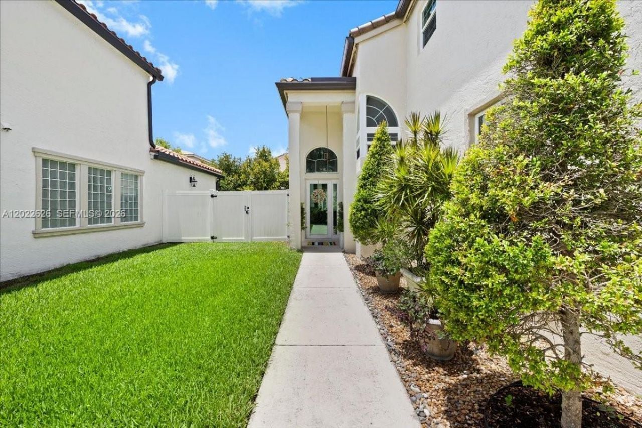 668 NW 155th Ter, Pembroke Pines, FL 33028 Photo