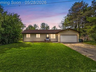 233 Peninsula Lake Drive, Highland Twp, MI 48357