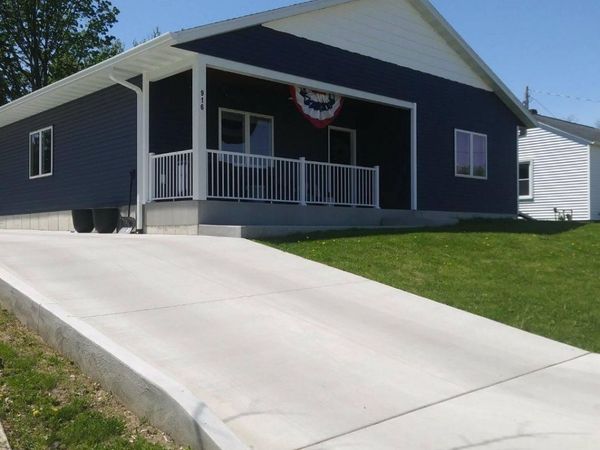 916 E Main Street, Caledonia, MN 55921