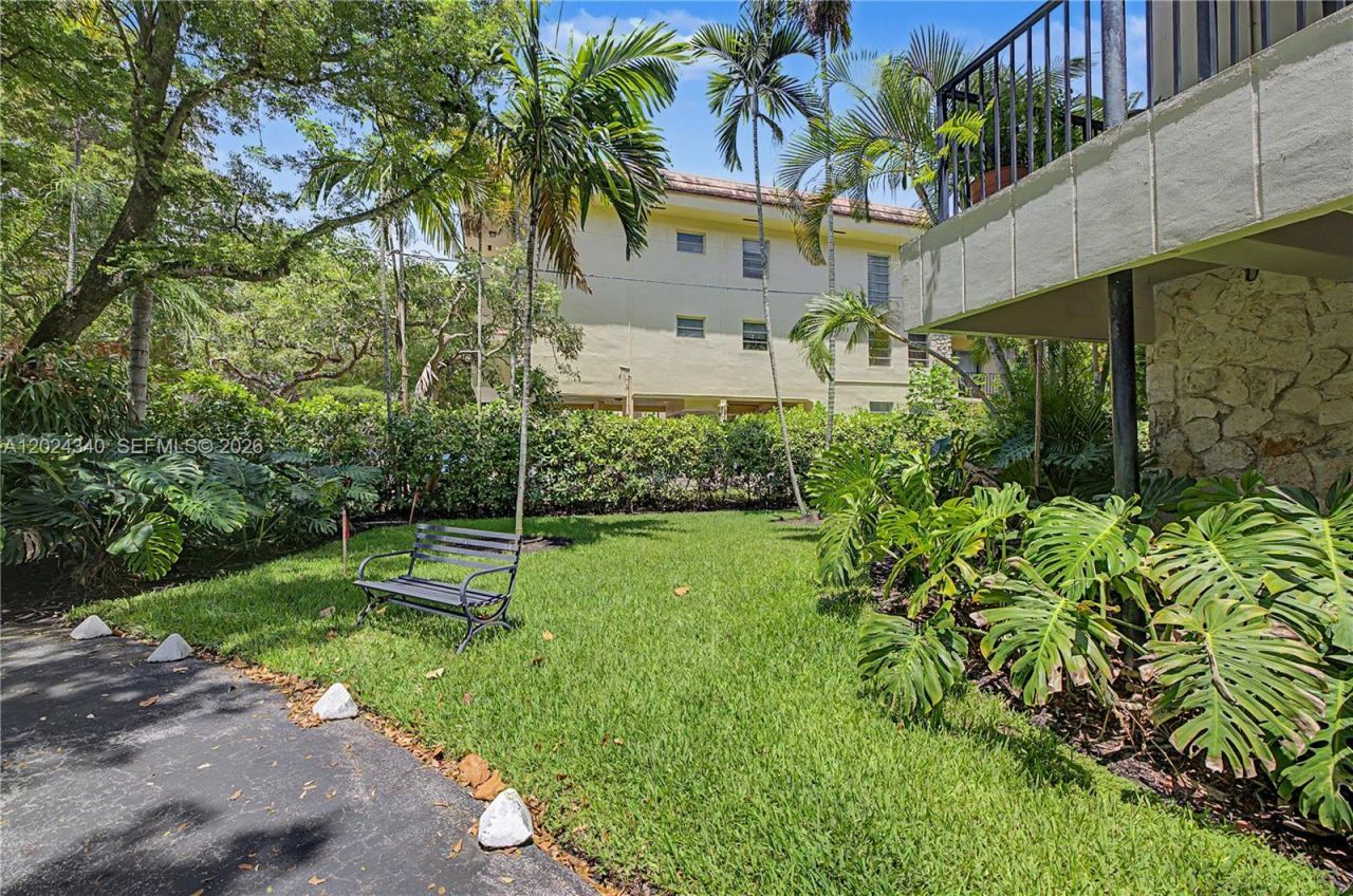 6815 Edgewater Dr, Unit 201, Coral Gables, FL 33133 Photo