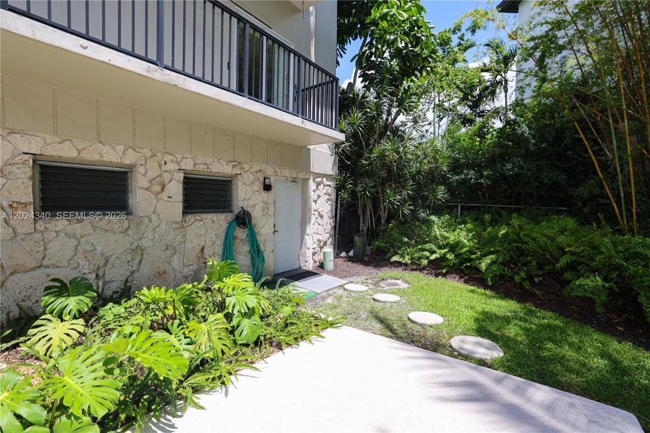 6815 Edgewater Dr, Unit 201, Coral Gables, FL 33133 Photo