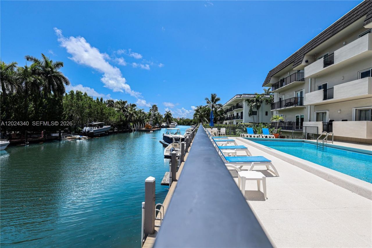 6815 Edgewater Dr, Unit 201, Coral Gables, FL 33133 Photo