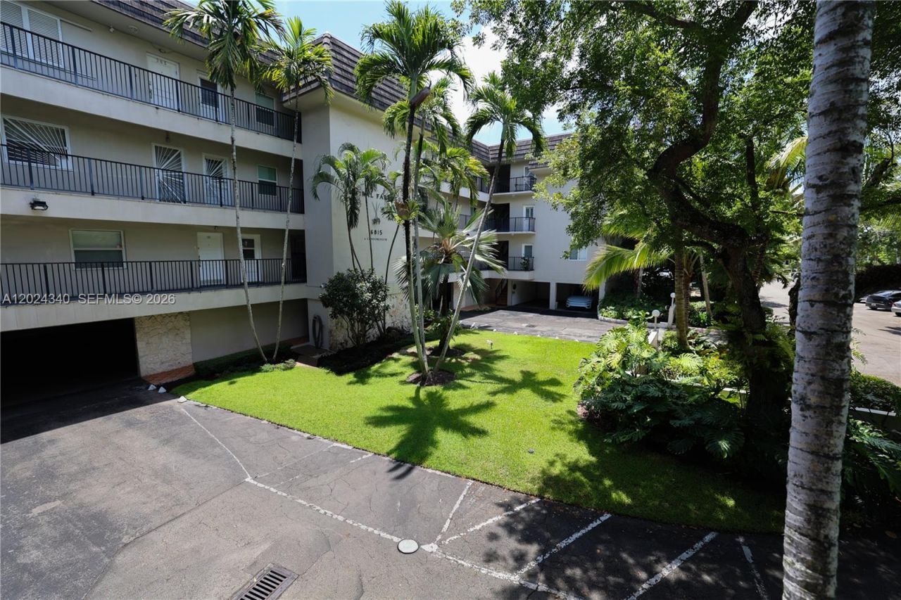 6815 Edgewater Dr, Unit 201, Coral Gables, FL 33133 Photo