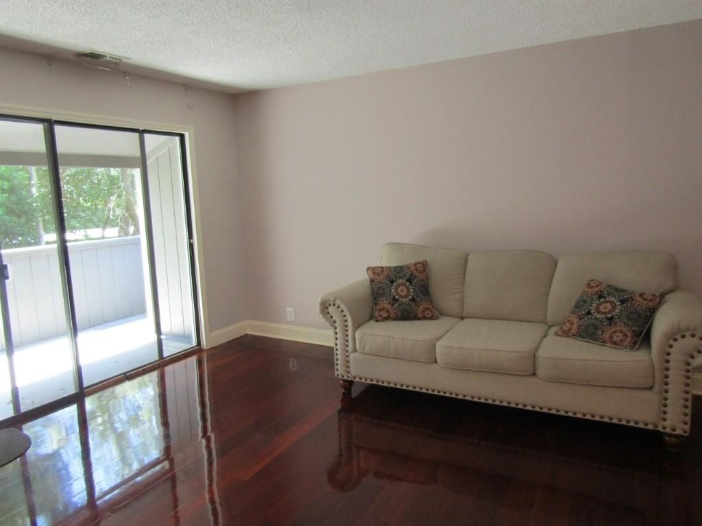 10301 N Kings Hwy.  Photo 4