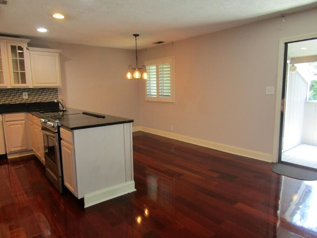 10301 N Kings Hwy.  Photo 5