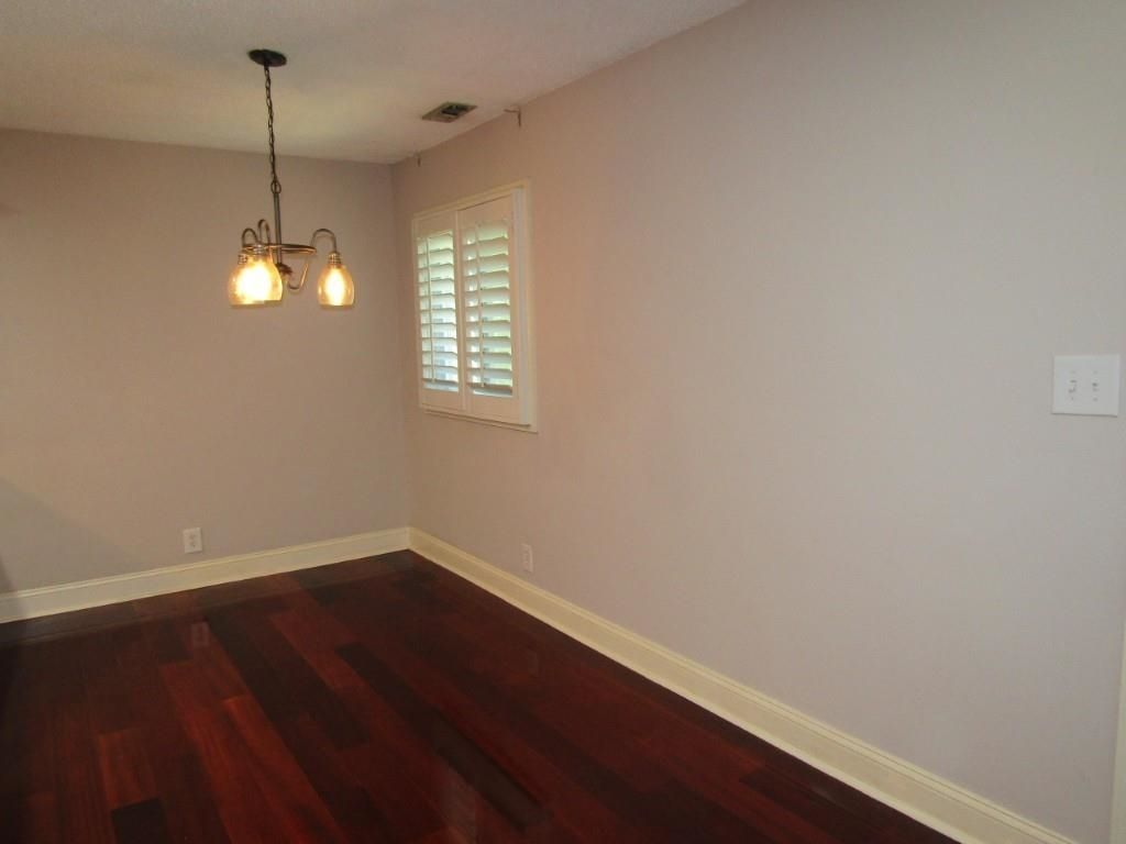 10301 N Kings Hwy.  Photo 6