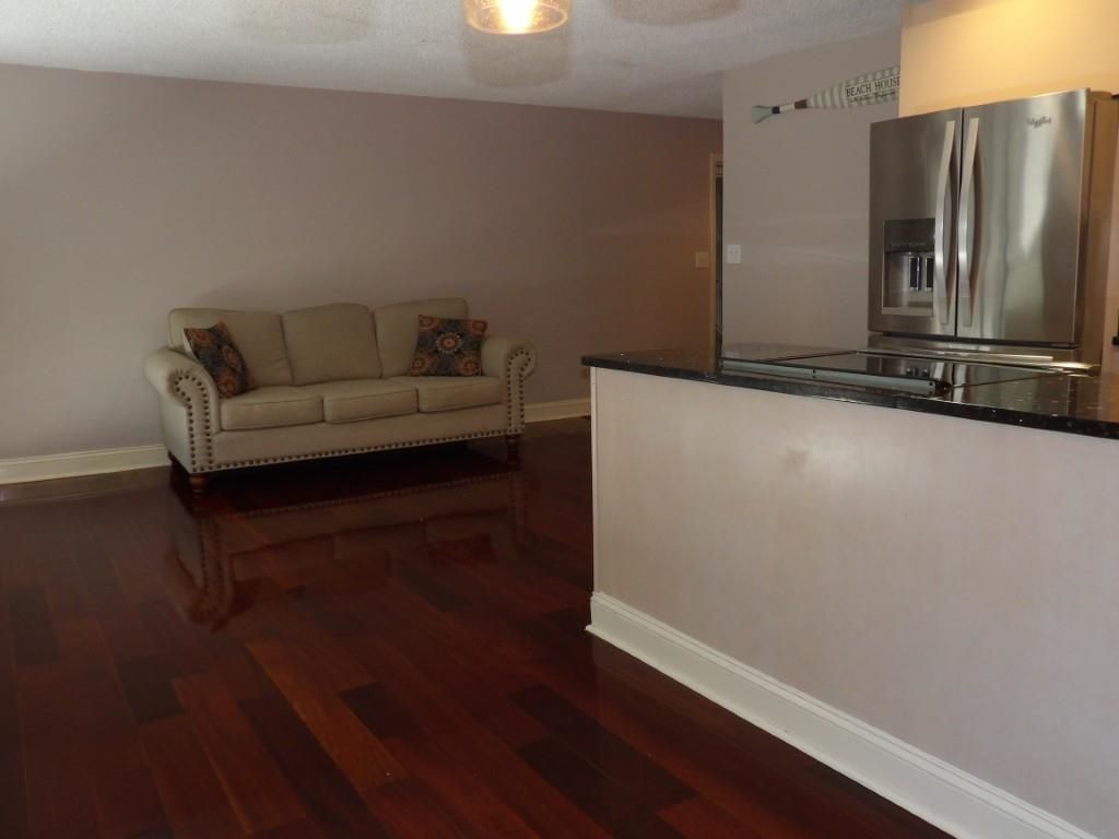 10301 N Kings Hwy.  Photo 7