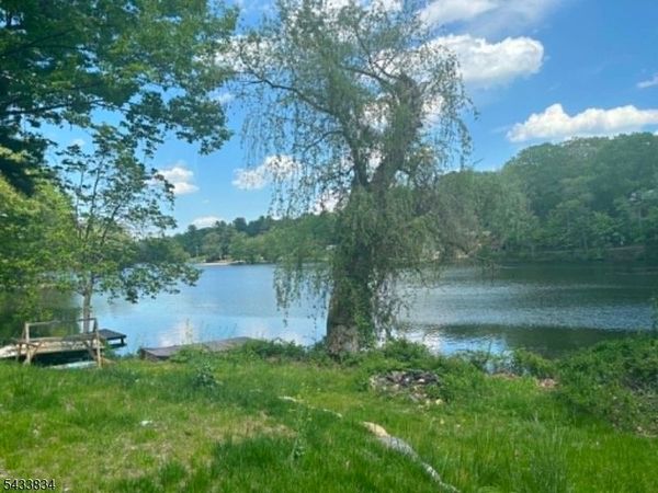 77 Goldfinch Ln, West Milford, NJ 07421