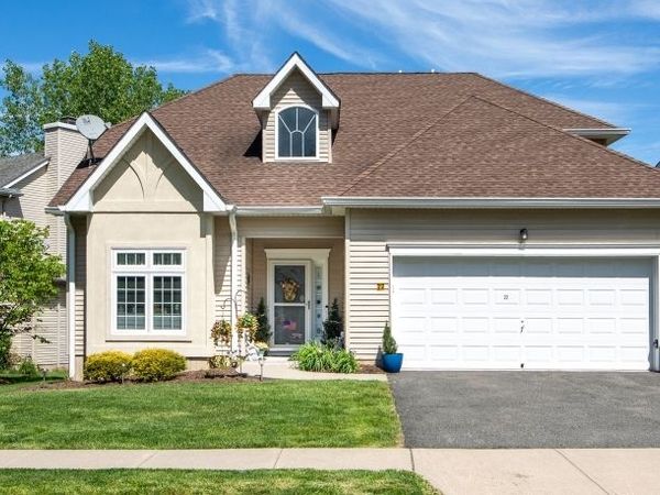 22 Bluffs Ct, Hamburg, NJ 07419