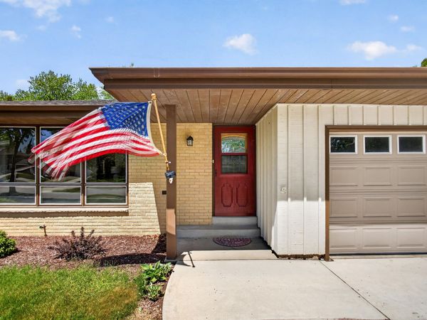 508 Whitegate Dr, Saukville, WI 53080