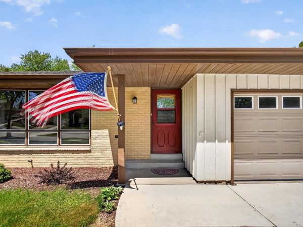 508 Whitegate DRIVE, Saukville, WI 53080