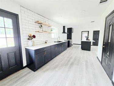 2953 Bay Oaks Drive , Dallas, TX 75229