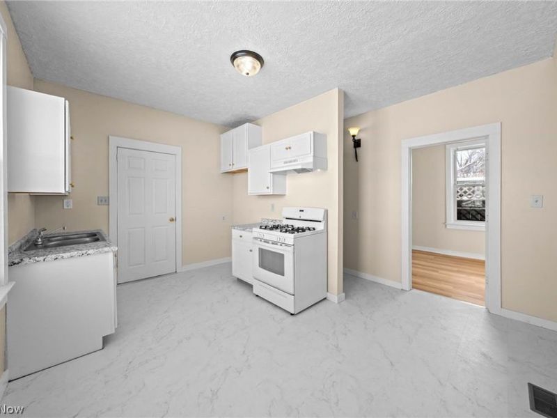 3325 W 98th Street , Cleveland, OH 44102 Photo 5