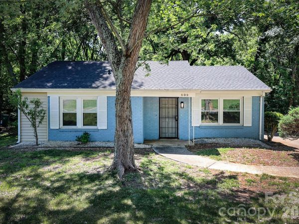 609 Fawnbrook Lane , Charlotte, NC 28217