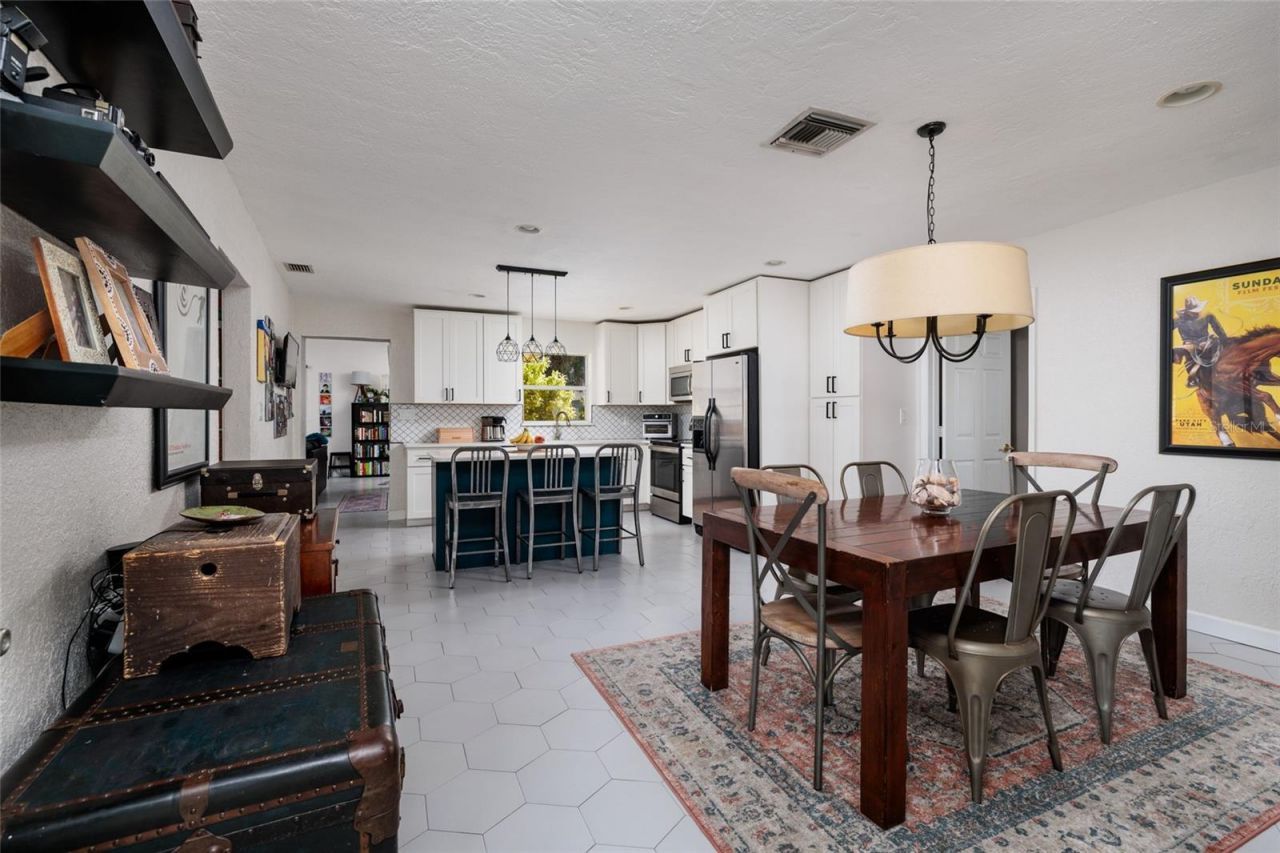 230 43rd Avenue Ne, Saint Petersburg, FL 33703 Photo