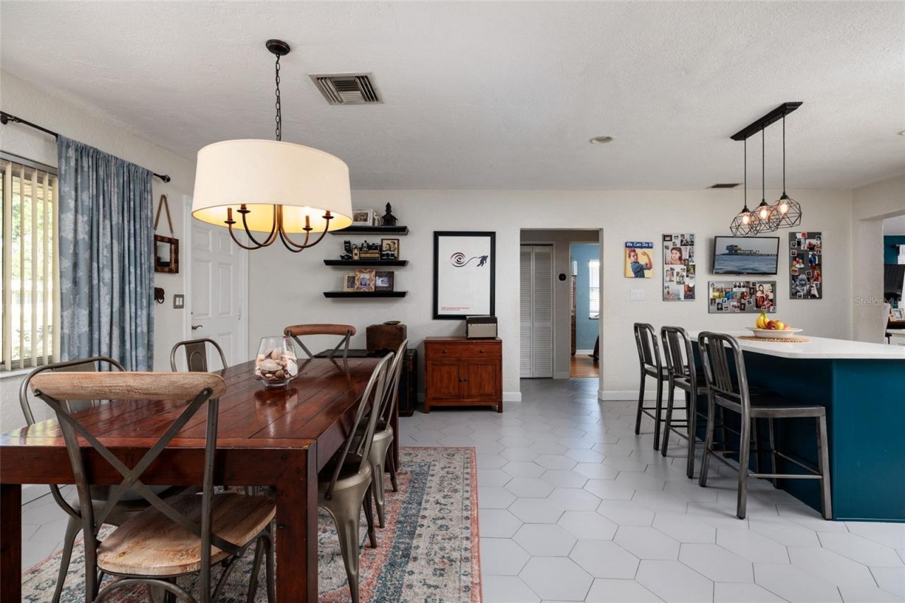 230 43rd Avenue Ne, Saint Petersburg, FL 33703 Photo