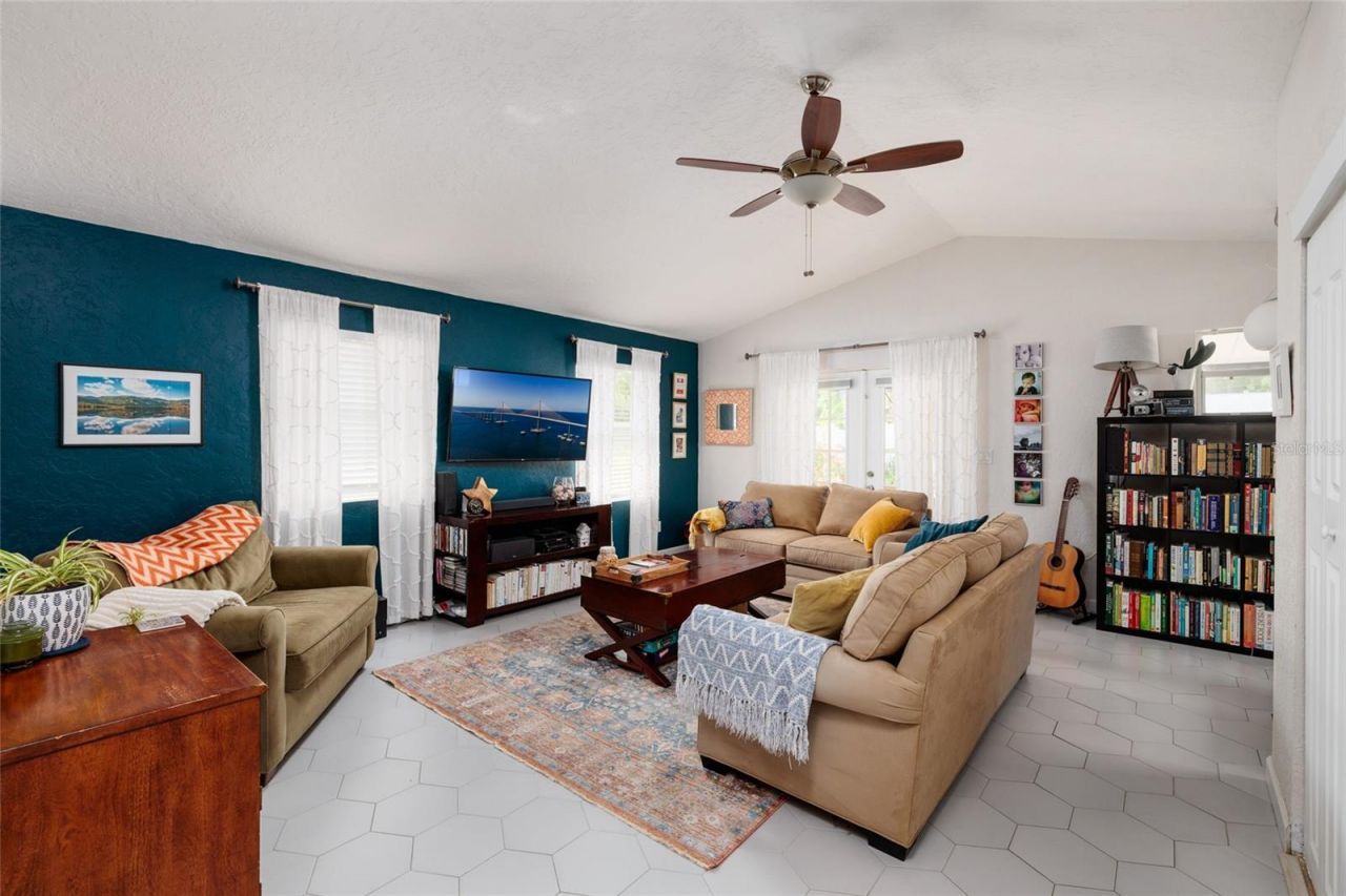 230 43rd Avenue Ne, Saint Petersburg, FL 33703 Photo