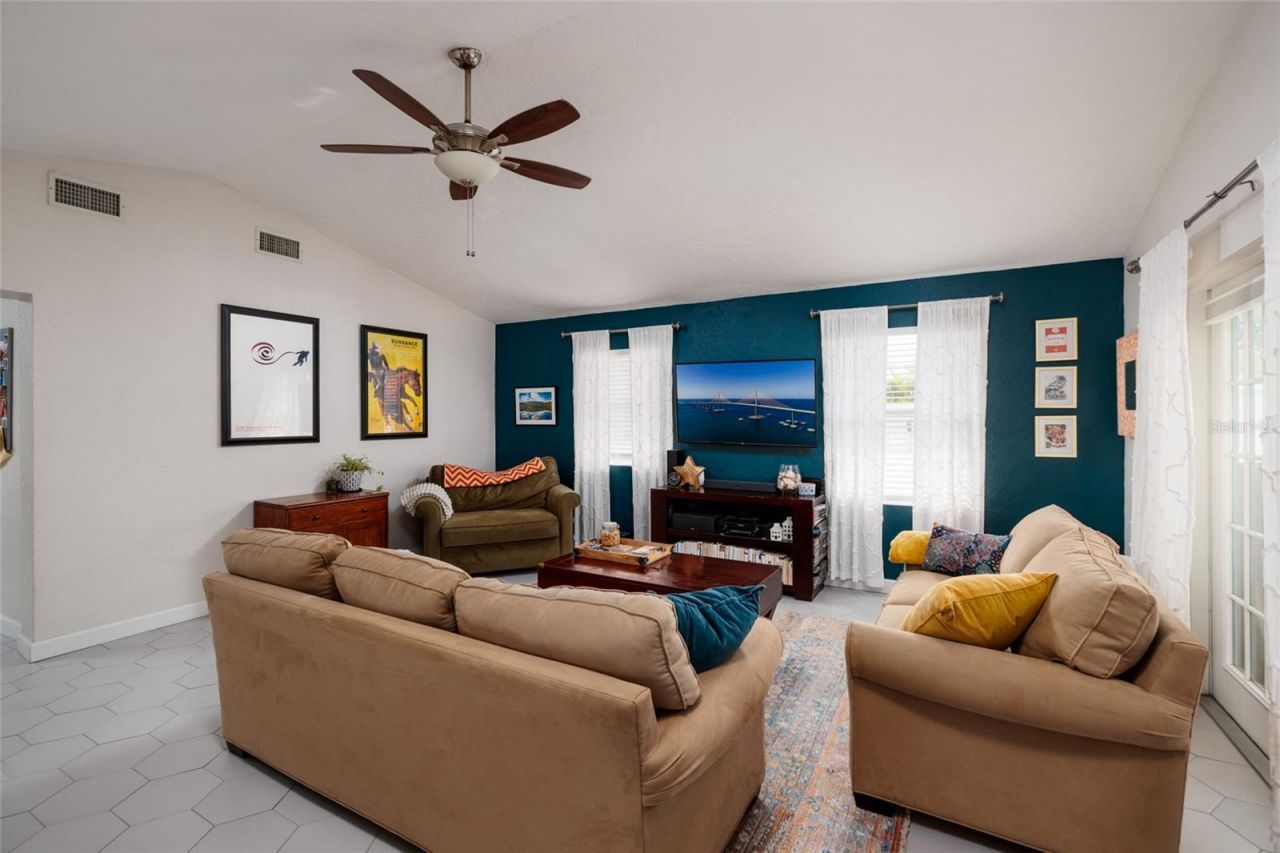 230 43rd Avenue Ne, Saint Petersburg, FL 33703 Photo