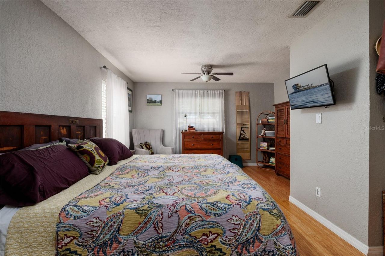 230 43rd Avenue Ne, Saint Petersburg, FL 33703 Photo