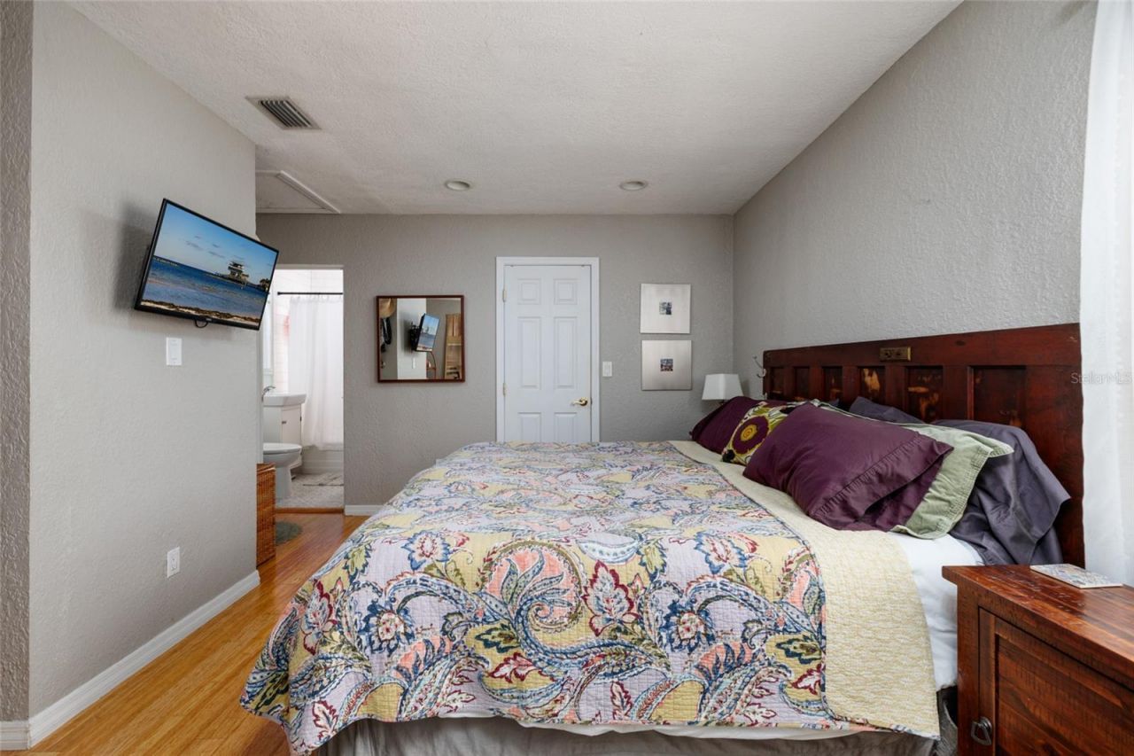 230 43rd Avenue Ne, Saint Petersburg, FL 33703 Photo