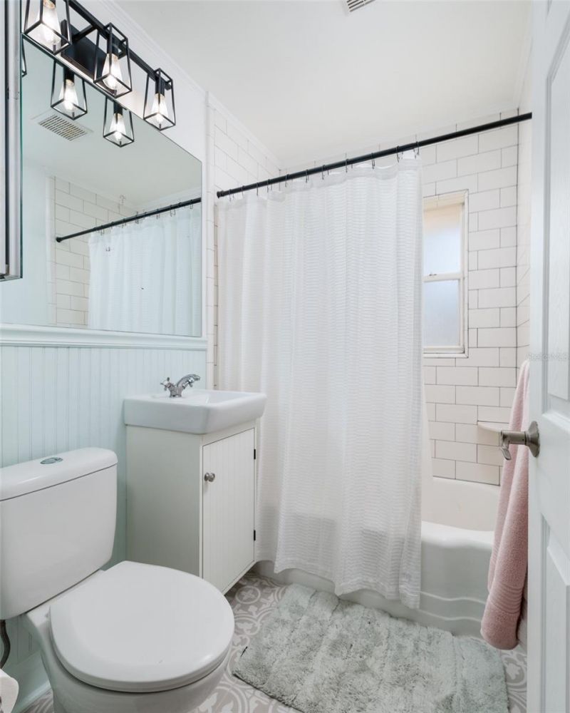 230 43rd Avenue Ne, Saint Petersburg, FL 33703 Photo