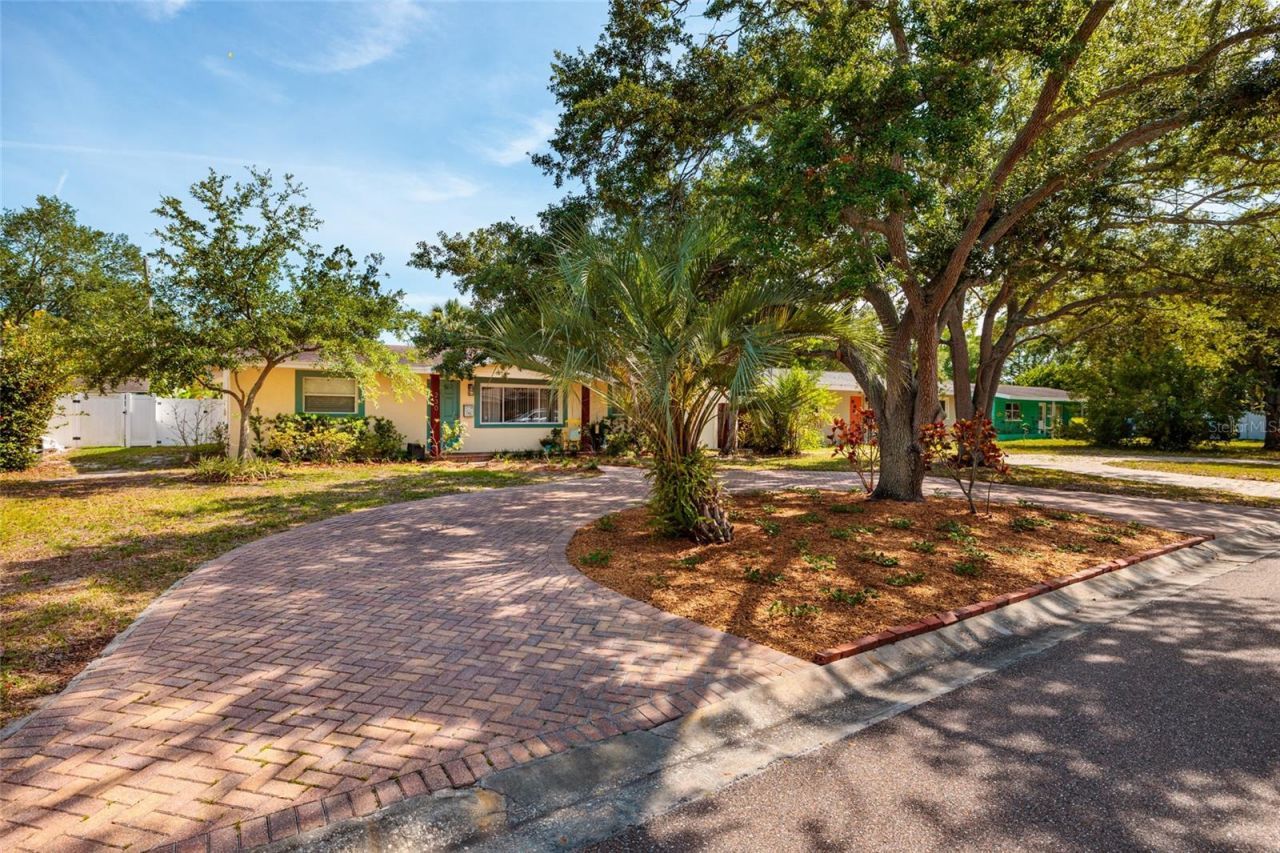 230 43rd Avenue Ne, Saint Petersburg, FL 33703 Photo