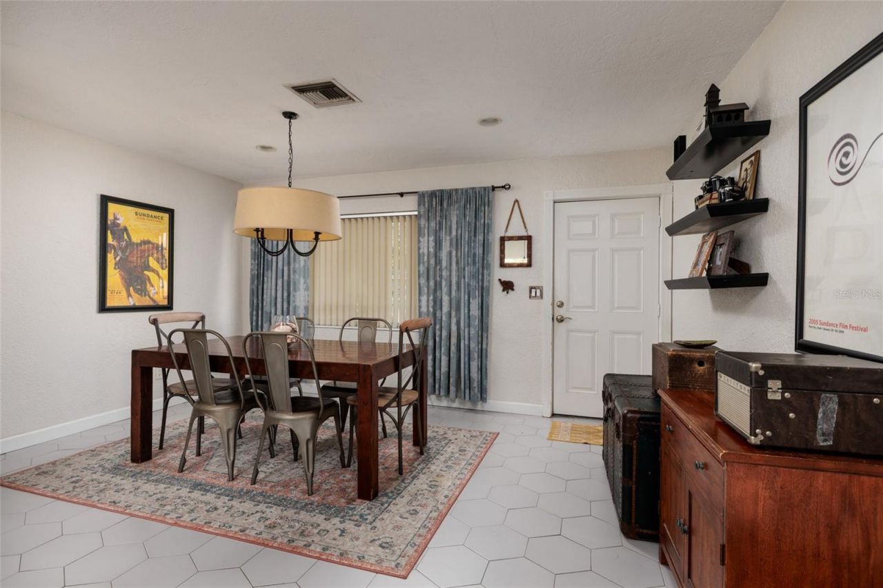 230 43rd Avenue Ne, Saint Petersburg, FL 33703 Photo