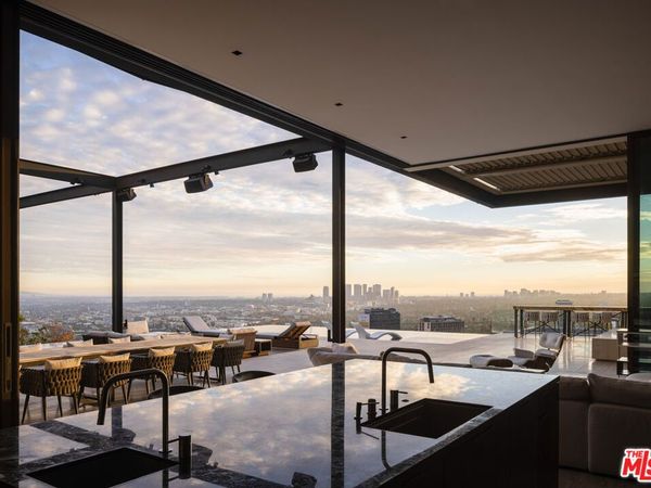 1305 Collingwood Place , West Hollywood, CA 90069
