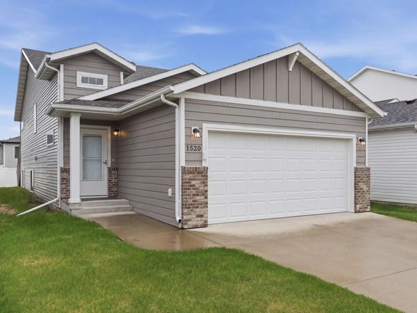 1520 67th Avenue S, Fargo, ND 58104