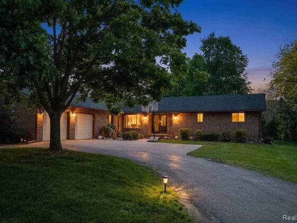 37735 Santa Anna Street, Clinton Twp, MI 48036