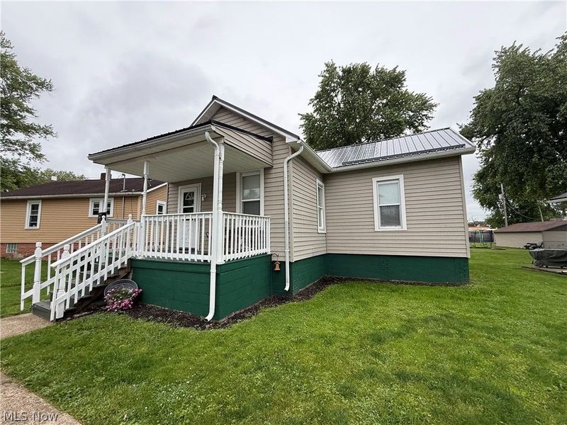 208 W 1st Street, Uhrichsville, OH 44683 Photo 1
