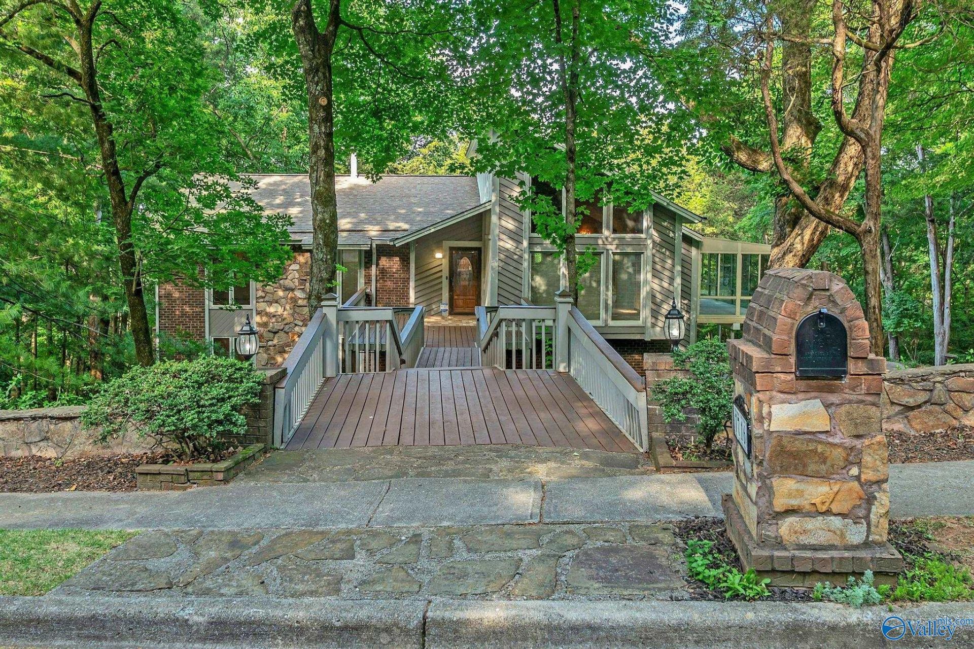 7716 Oakridge Drive SE Huntsville, AL 35802