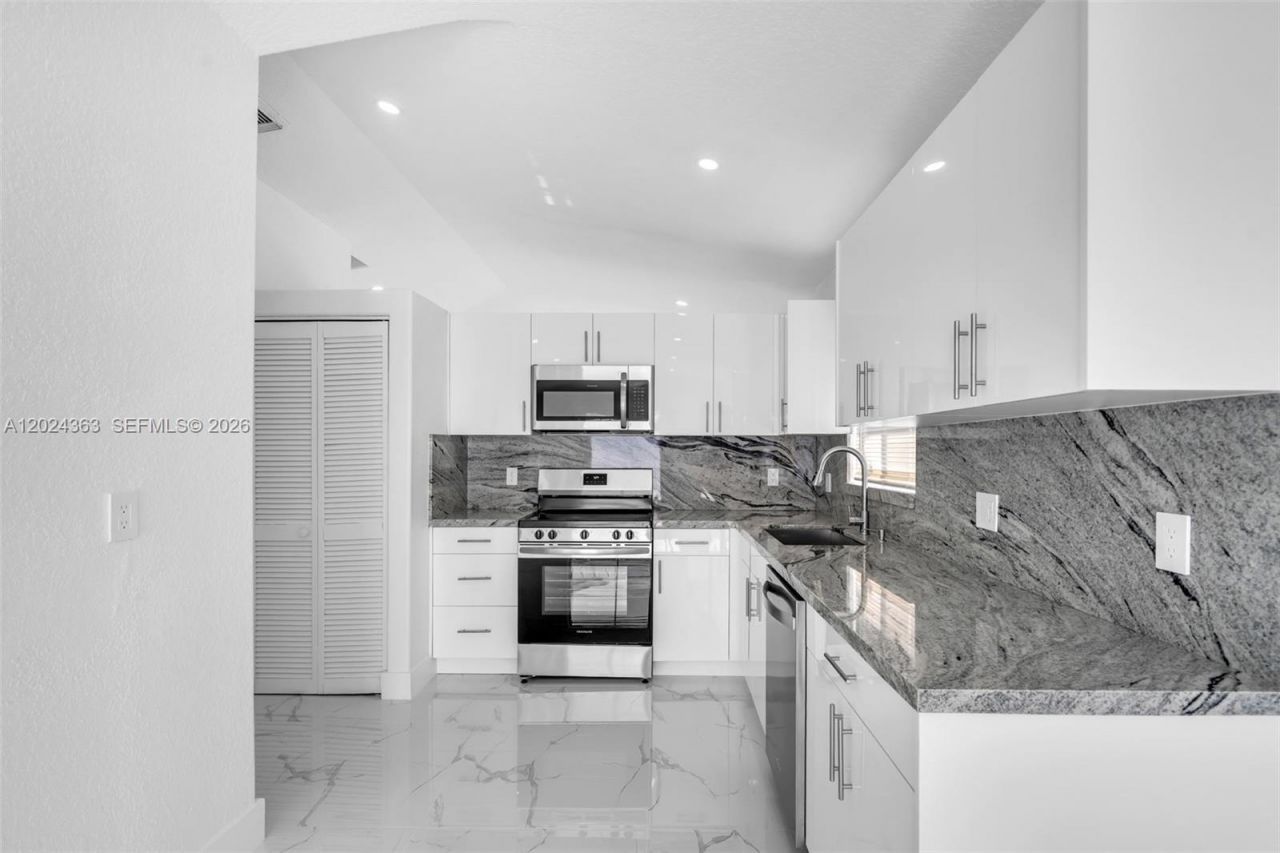 9703 NW 127th St , Hialeah Gardens, FL 33018 Photo