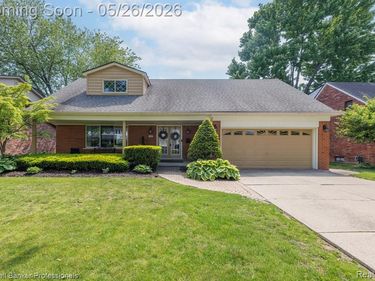 1387 Edmundton Drive, Grosse Pointe Woods, MI 48236