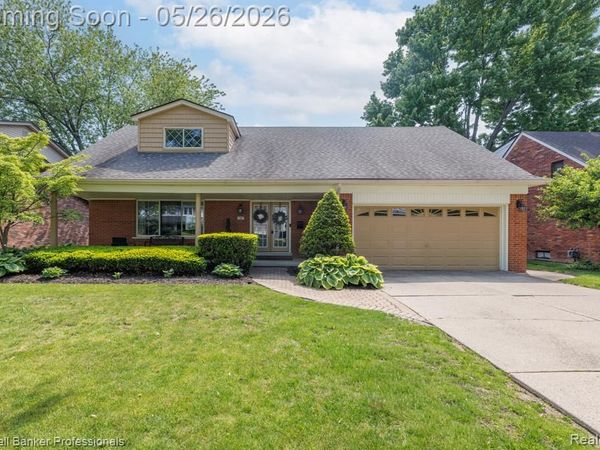 1387 Edmundton Drive, Grosse Pointe Woods, MI 48236