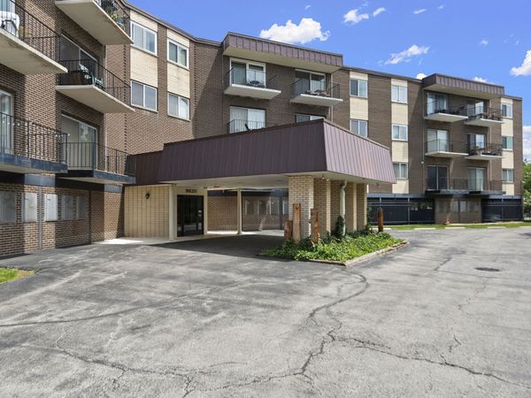 9820 S Pulaski Road, Unit 203, Oak Lawn, IL 60453