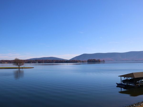 54 Peninsula Point DR , Moneta, VA 24121