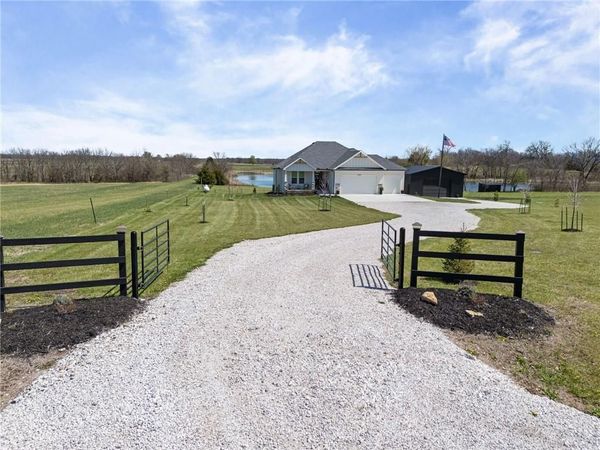 20410 N 207th Street, Tonganoxie, KS 66086