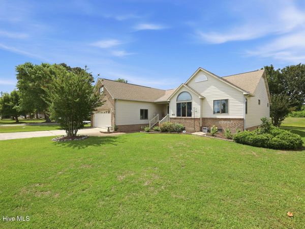 833 Pelican Drive, New Bern, NC 28560