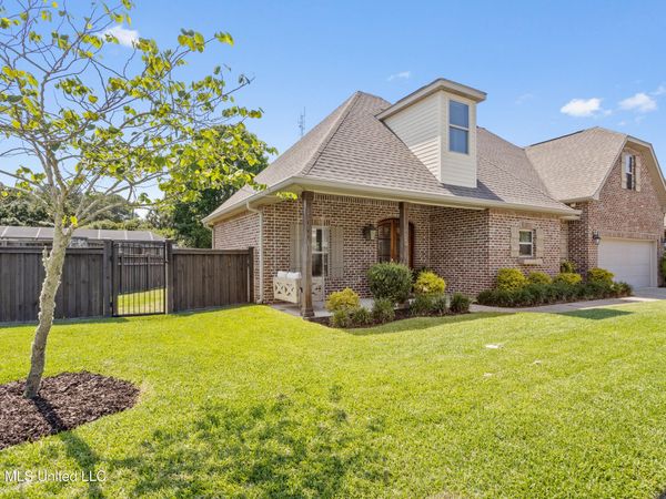 3813 Acadian Village Drive, Ocean Springs, MS 39564