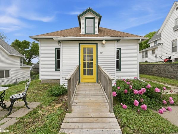 107 2nd Avenue, Earling, IA 51530