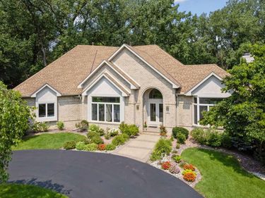 689 Brookside Lane, Mendota Heights, MN 55118