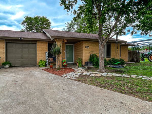 802 W Carter, Beeville, TX 78102