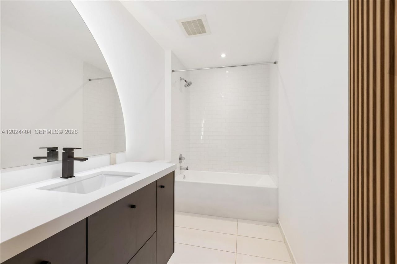 151 SE 1st St , Unit 905, Miami, FL 33131 Photo